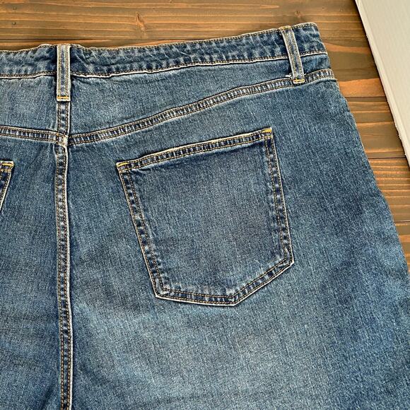 Universal Thread Medium Wash Distressed Cut Off Boyfriend Denim Shorts NWT 22W - Picture 9 of 13